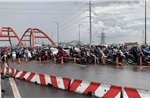 TP Hồ Chí Minh: Bất ngờ đóng nhánh rẽ cầu Bình Lợi, giao thông hỗn loạn