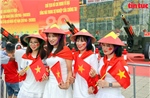 Người dân đổ về Mỹ Đình chụp ảnh lưu niệm với trận địa pháo đại bác trước thềm Quốc khánh 2/9