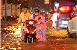 TP Hồ Chí Minh: Mưa lớn kèm triều cường làm nhiều tuyến đường ngập sâu
