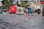 TP Hồ Chí Minh: Ô tô lao nhanh trên đường ngập tạo sóng nước cuốn ngã người đi đường