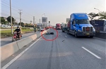 TP Hồ Chí Minh: Chạy xe máy vào làn ô tô, hai người thương vong
