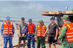 Cảnh sát biển phối hợp Biên phòng kiểm tra tàu không số hiệu chở cát