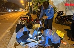 Theo chân đội SOS Bà Điểm vá xe miễn phí xuyên đêm