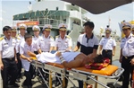 Đưa ngư dân bị tai nạn trên biển về đất liền an toàn