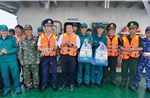 Cảnh sát biển Việt Nam thăm, tặng quà quân và dân đặc khu Phú Quý