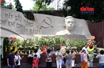 Dòng người thành kính tri ân các anh hùng liệt sĩ tại Công viên Lê Thị Riêng