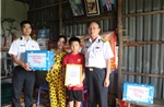 Vùng 2 Hải quân bàn giao nhiệm vụ đỡ đầu con ngư dân cho Vùng 5 Hải quân