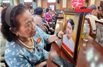 54 gia đình liệt sĩ xúc động nhận ảnh phục dựng người thân trong chương trình 'Tri ân người giữ lửa'