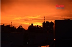 Khoảnh khắc bầu trời nhuộm cam vàng sau cơn mưa tại TP Hồ Chí Minh