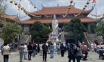 Người dân đến chùa cầu nguyện, thả cá, phóng sinh chim trong ngày lễ Vu Lan báo hiếu