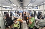 TP Hồ Chí Minh: Dòng người đông đúc trải nghiệm tàu metro trong đêm đón chào năm mới