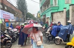 TP Hồ Chí Minh: Phụ huynh đội mưa chờ đón sĩ tử sau môn thi Toán