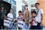 Đồng Tháp: TTXVN chung tay, tiếp sức trẻ em nghèo vùng biên giới đến trường 
