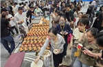 TP Hồ Chí Minh: Người dân xếp hàng chờ thưởng thức các loại bánh mới