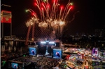 TP Hồ Chí Minh: 'Biển' người chờ xem chương trình bắn pháo hoa mừng năm mới 2026