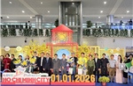 TP Hồ Chí Minh chào đón những vị khách quốc tế đầu tiên 'xông đất' đầu năm 2026
