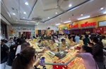 TP Hồ Chí Minh: Người dân kiên nhẫn xếp hàng dưới mưa để mua vàng cầu may