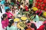 Người dân rộn ràng gói bánh chưng sẻ chia cùng các gia đình khó khăn