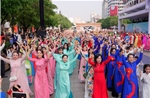 TP Hồ Chí Minh: Đồng diễn dân vũ áo dài trên phố trong ngày 8/3