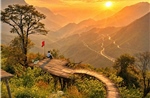 Du khách thích thú ngắm hoàng hôn trên đỉnh đèo Ô Quy Hồ