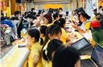 Người dân vẫn tranh thủ đi mua vàng trong kỳ nghỉ lễ