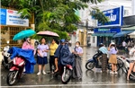 TP Hồ Chí Minh: Thí sinh vội vã đến điểm thi môn Ngoại ngữ trong mưa