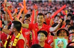 Phố đi bộ Nguyễn Huệ nhuộm đỏ sắc cờ màu áo, vỡ òa khi Việt Nam chiến thắng 2 - 0