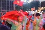 Người dân TP Hồ Chí Minh 'đội mưa' tiếp lửa cho đội tuyển Việt Nam