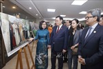 Chủ tịch Quốc hội Vương Đình Huệ cắt băng khai trương trưng bày ảnh 50 năm quan hệ Việt Nam - Bangladesh