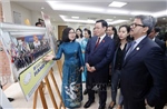 Chủ tịch Quốc hội Vương Đình Huệ cắt băng khai trương trưng bày ảnh 50 năm quan hệ Việt Nam - Bangladesh