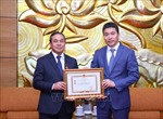 Trao Kỷ niệm chương Vì hòa bình, hữu nghị tặng Đại sứ Lào tại Việt Nam