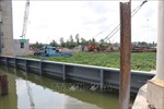 Tiền Giang: Tranh thủ lấy nước ngọt khi độ mặn trên sông Tiền giảm