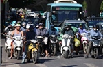 Người dân Hà Nội chống chọi với nắng nóng đỉnh điểm