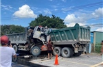 Hai xe tải va chạm trực diện, một lái xe tử vong