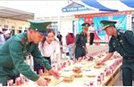Động viên hộ nghèo và học sinh khu vực biên giới
