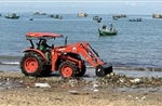 Chung tay thu gom rác tại các bãi tắm của TP Hồ Chí Minh