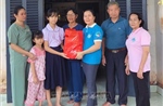 "Mẹ đỡ đầu" nâng bước trẻ em khó khăn