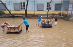 Người dân Huế chủ động, kiên cường trước nước lũ vẫn bao vây