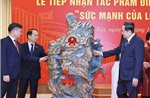 Lễ tiếp nhận tác phẩm điêu khắc ánh sáng &#39;Sức mạnh của lòng dân&#39;