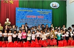 Trao học bổng cho học sinh nghèo và tặng quà gia đình khó khăn