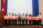 Trao tặng 27 suất học bổng cho sinh viên ngành Y và các ngành Khoa học kỹ thuật