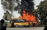 Hỏa hoạn thiêu rụi xe khách khi đang chờ đón công nhân