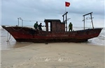 Tìm kiếm chủ sở hữu tàu cá không người lái trôi dạt vào bờ biển