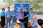 Phía sau xưởng máy là nhà
