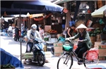 Người lao động chợ Đồng Xuân vật lộn với nắng nóng hơn 40 độ C 