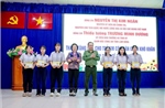 Trao yêu thương đến học sinh, chiến sĩ nơi đảo tiền tiêu Phú Quý