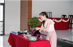 Người phụ nữ khuyết tật tạo ra sản phẩm mỹ nghệ từ rác