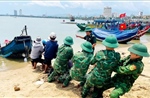Hỗ trợ ngư dân trục vớt thuyền bị chìm tại biển Nhật Lệ