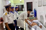Cấp cứu ngư dân bị giảm áp sau khi lặn sâu ở Trường Sa