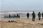 Tìm kiếm ngư dân nghi mất tích trên thuyền đánh cá trôi dạt vào bờ